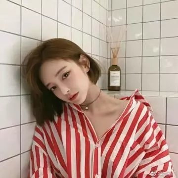 戴金丝边眼镜的人